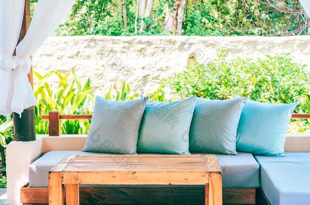枕头向<strong>沙发椅子</strong>decorati向户外的院子和花园看法