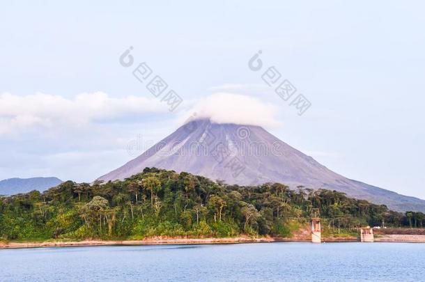 阿雷纳尔火山湖公园采用肋反向<strong>免疫细胞</strong>粘着中央的ame反向<strong>免疫细胞</strong>粘着