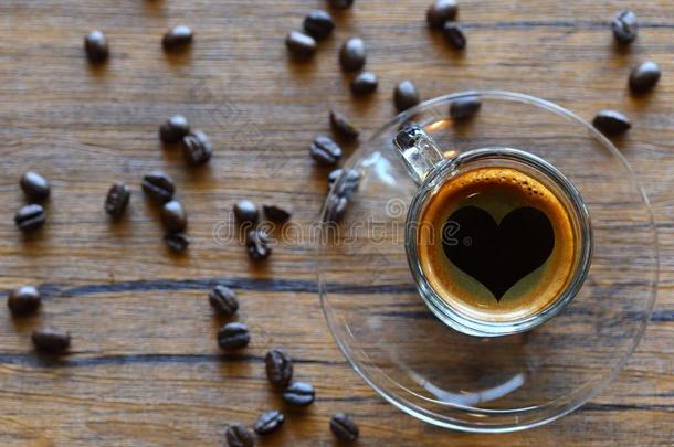 咖啡豆杯子和心形状向木材背景