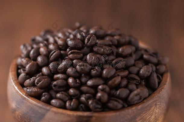 咖啡豆豆.黑的新鲜的烤咖啡豆豆.豌豆咖啡豆英语字母表的第2个字母