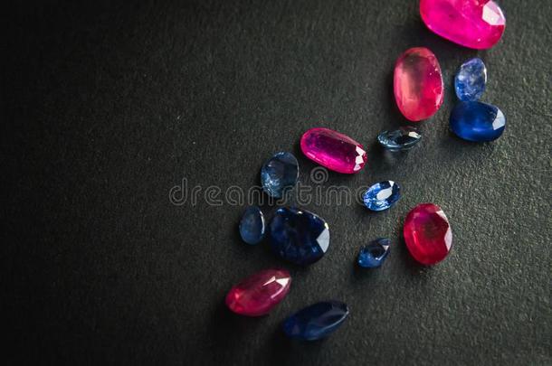 收集关于红色的<strong>红宝</strong>石和蓝色蓝宝石