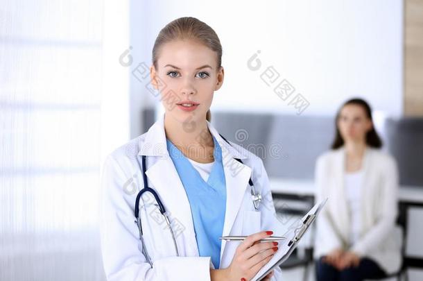 医生女人装满在上面药物历史记录在期间起立