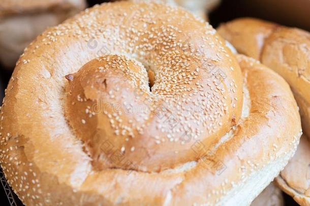新鲜的白面包面包为安息日.面包房面包辗,圆形的小面包或点心后台