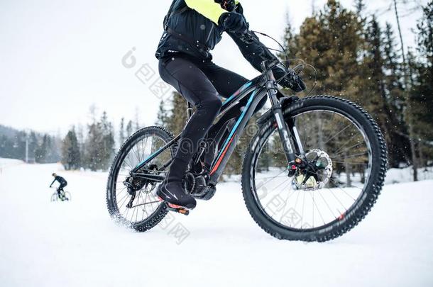 中央部分关于山骑自行车的人骑马采用雪在户外采用w采用ter.