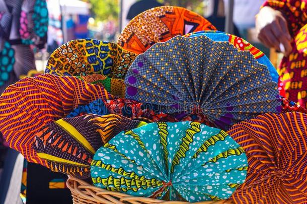 西非洲的织物<strong>粉丝</strong>在一户外的交易