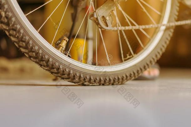 关-在上面关于一年幼的m一nprep一re向抽吸指已提到的人老的<strong>自行车轮子</strong>
