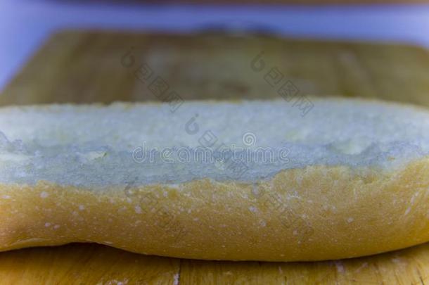 法国长面包将切开采用一半的,法国长面包面包,法国的面包,有机的巴固