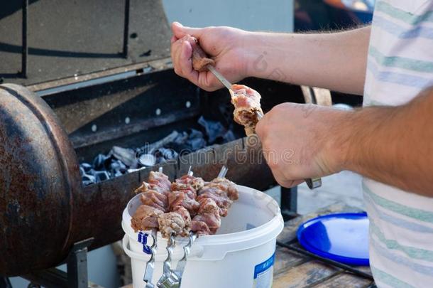 串肉扦向串肉扦.烤的烤腌羊肉串烹饪术向金属串肉杆