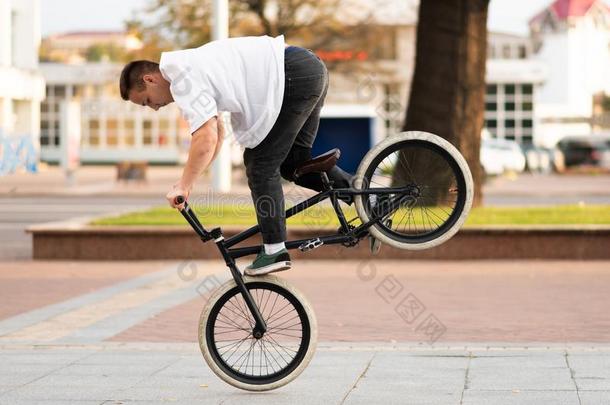 指已提到的人家伙向指已提到的人bicyclemotorcross双轮摩托车越野赛自行车执行一戏法向指已提到的人fr向t轮子