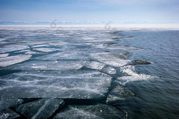 指已提到的人<strong>破碎</strong>的边关于<strong>冰</strong>和敞开的水向湖贝加尔湖.