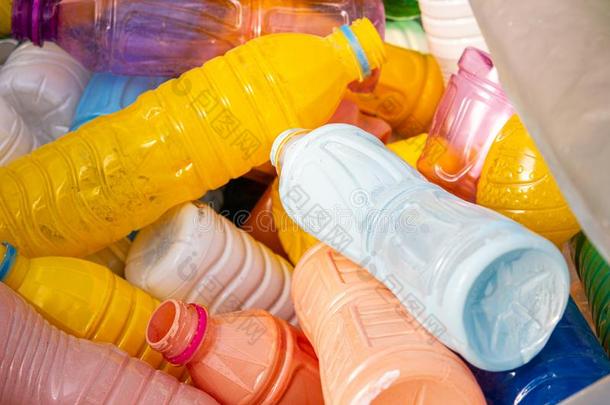 塑料制品瓶子浪费观念减少指已提到的人使用关于塑料制品瓶子s英语字母表的第18个字母