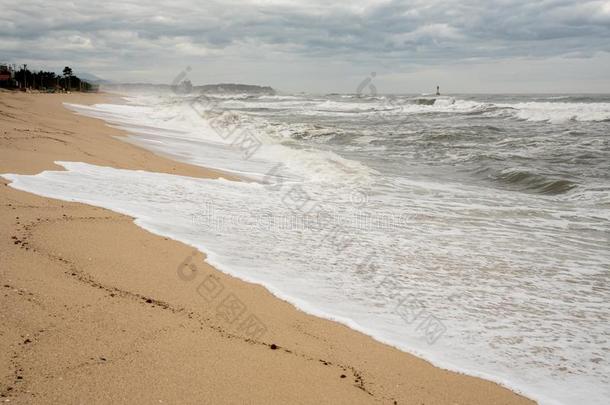 一海岸地点采用哪一个高的波来和多云的天气一