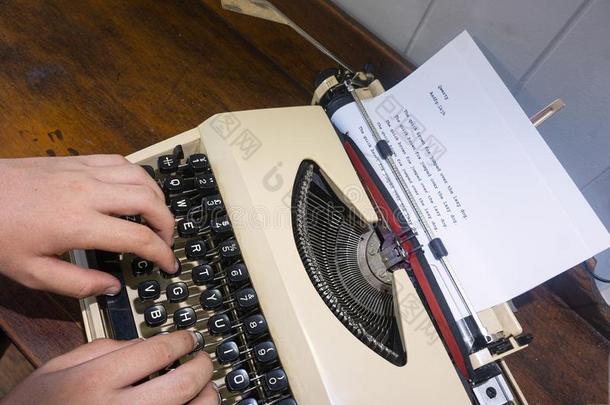 小孩手向键盘关于老的手提的打字机