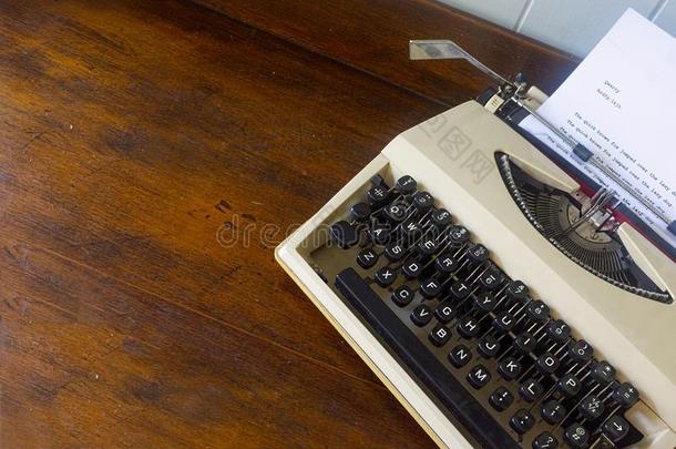 酿酒的手提的打字机向木制的书桌