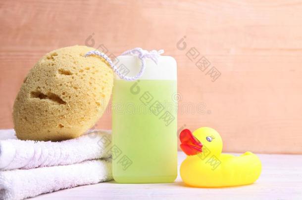 婴儿阵雨凝胶,毛巾和橡胶鸭子