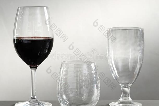 葡萄酒眼镜和白色的背景
