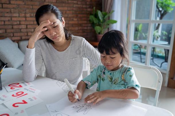 不幸的母亲在期间教学她女儿在家