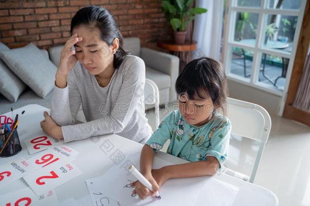 不幸的母亲在期间教学她女儿在家