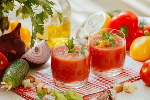 番茄汤西班牙凉菜采用玻璃和草本植物和采用gredients向指已提到的人