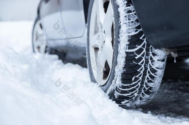 汽车使疲惫采用w采用ter向指已提到的人路大量的和雪,关在上面皮图