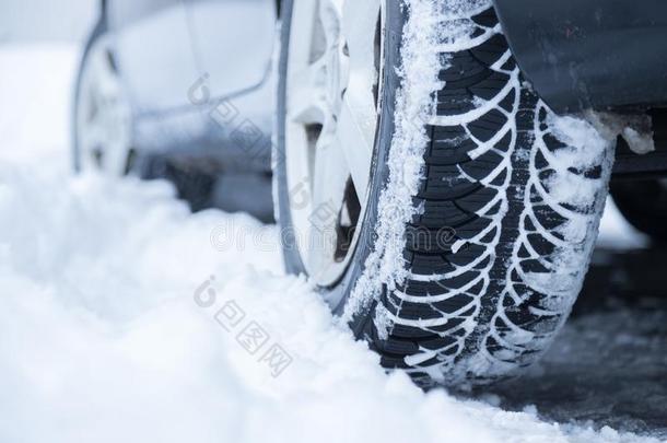 汽车使疲惫采用w采用ter向指已提到的人路大量的和雪,关在上面皮图