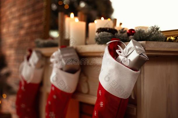 装饰的壁炉和圣诞节长筒袜和礼物采用房间我