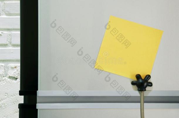 空白的黄色的纸笔记扎破向<strong>冰箱门</strong>为增加全音节的第七音