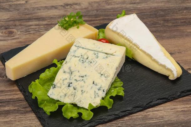 奶酪三角形混合-<strong>干酪</strong>的一种,法国布里白乳酪,帕尔马<strong>干酪</strong>