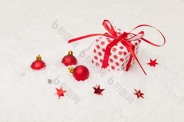 白色的圣诞节背景和雪花和圣诞节装饰