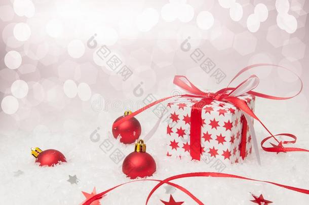 白色的圣诞节背景和雪花和圣诞节装饰