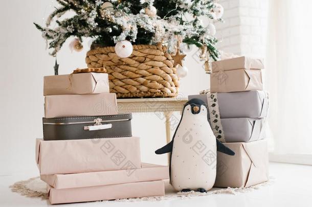 圣诞节礼物和一软的玩具企鹅