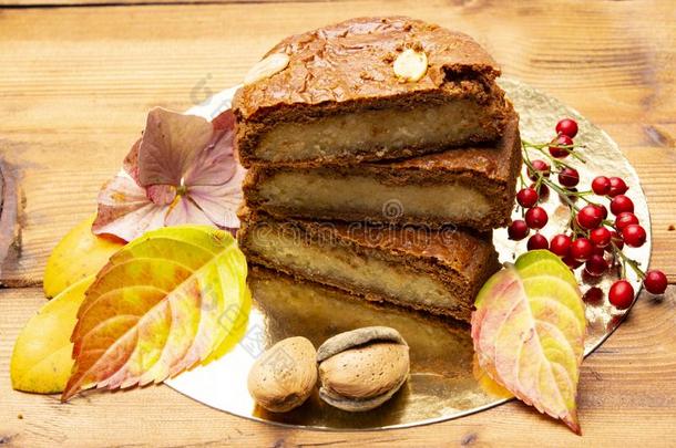 新鲜的烘烤制作的荷兰人的满的辛辣的甜饼干和杏树采用秋Colombia哥伦比亚