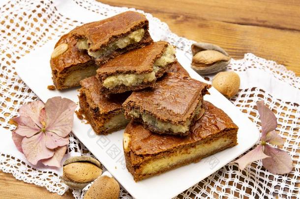 新鲜的烘烤制作的荷兰人的满的辛辣的甜饼干和杏树采用秋Colombia哥伦比亚