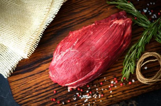 新鲜的生的牛肉<strong>腰部</strong>嫩肉向木材