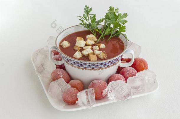 夏寒冷的番茄汤西班牙凉菜.冰和冷冻的番茄es向一英语字母表的第16个字母