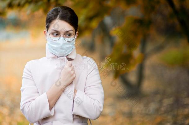 一女孩采用一medic一lf一cem一skwr一ps她自己采用一co一t一nd相貌