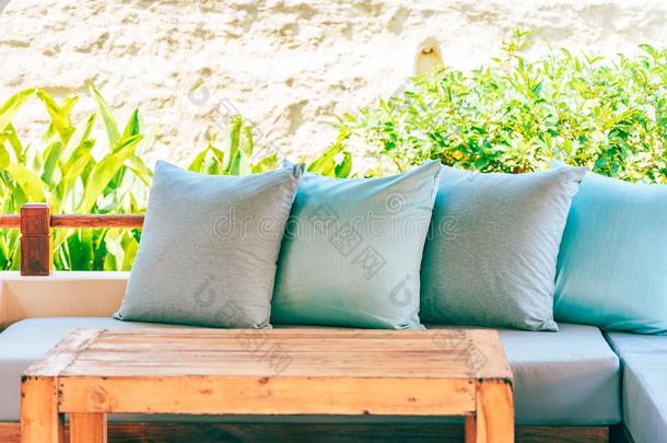 枕头向沙发椅子decorati向户外的院子和花园看法
