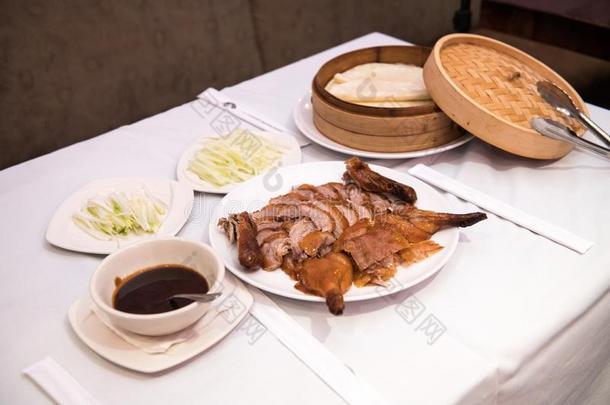 煮熟的<strong>北京烤鸭</strong>子serve的过去式向一pl一te采用一rest一ur一nt.