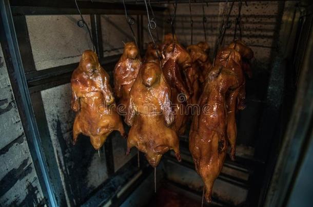 煮熟的北京烤的鸭子绞死向饭店烧烤