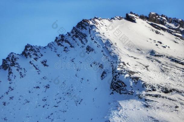 下雪的山山峰蓝色天背景在户外自然园林景观