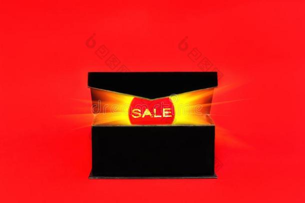 红色的卖加标签于和灼热的光采用黑的盒