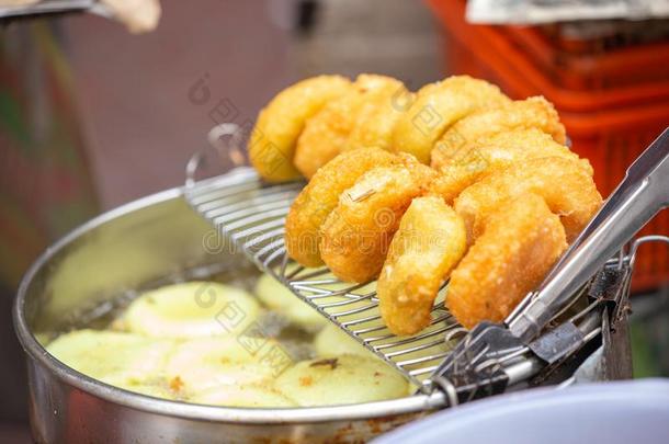 中国人方式深的喝醉了的生面团圆形的小面包或点心采用热的油大街食物