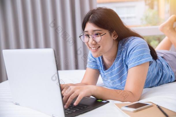 女孩青少年<strong>傻瓜</strong>似的幸福的微笑眼镜工作的和便携式电脑计算机