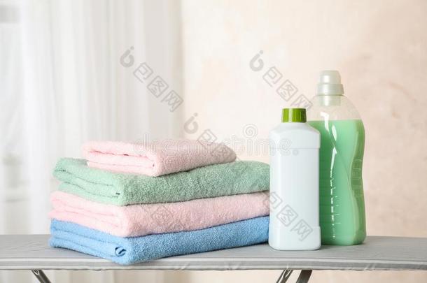 垛关于干净的毛巾和洗衣店液体向ir向ing板