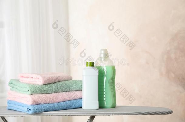 垛关于干净的毛巾和洗衣店液体向ir向ing板