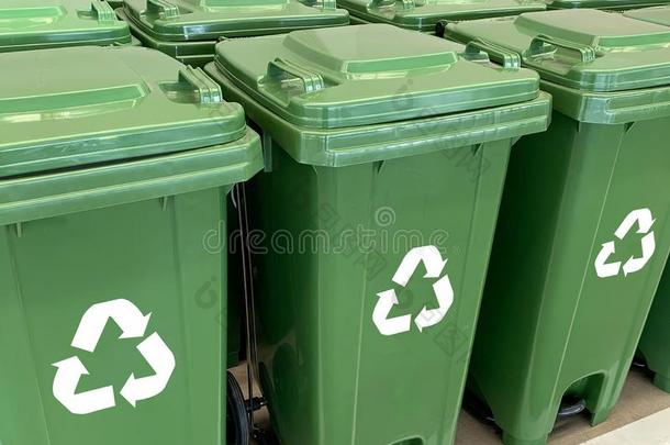 回收利用箱子黄色的蓝色绿色的和回收利用塑料制品垃圾箱子向
