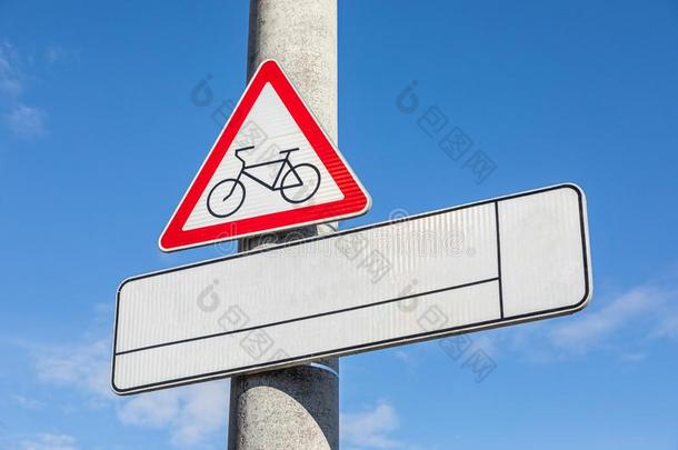 道路设计警告自行车专用道路和白色的空白的碑