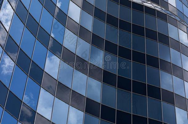 <strong>弧形</strong>的<strong>玻璃</strong>建筑物建筑物的正面和天反映