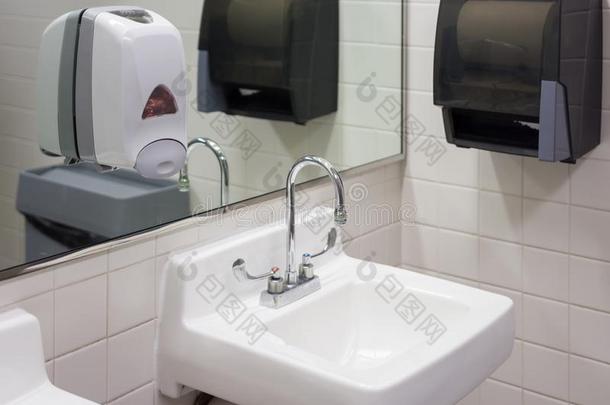 白色的瓷淹没采用公众的公用厕所