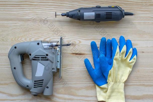 平坦的修理工具向一木制的b一ckground.工具箱和拳击手套